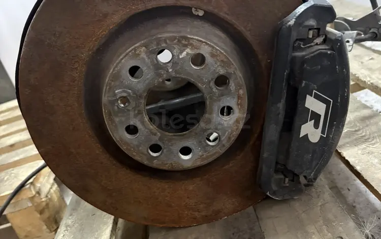 Комплект передних тормозов Golf 7R за 250 000 тг. в Алматы