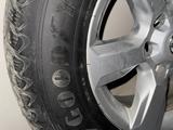 Шипованные резину с дисками 265/65/17 — 5шт. Диски родные от прадо за 320 000 тг. в Актобе