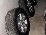 Шипованные резину с дисками 265/65/17 — 5шт. Диски родные от прадо за 320 000 тг. в Актобе – фото 2