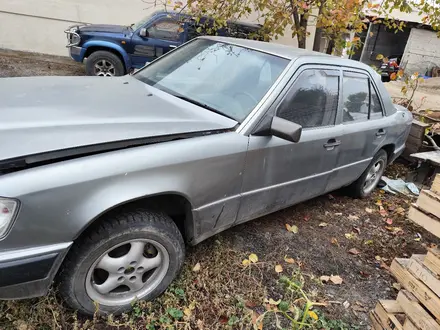 Mercedes-Benz E 260 1993 года за 950 000 тг. в Алматы – фото 2