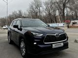 Toyota Highlander 2023 года за 30 000 000 тг. в Алматы