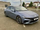Hyundai Elantra 2023 года за 8 500 000 тг. в Уральск – фото 2