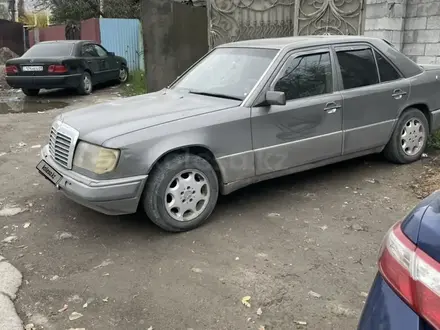 Mercedes-Benz E 230 1990 года за 1 300 000 тг. в Алматы – фото 2