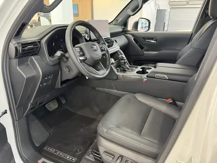 Toyota Land Cruiser Premium+ 2025 года за 76 690 000 тг. в Атырау – фото 7