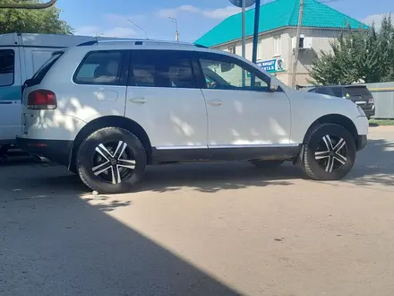 Volkswagen Touareg 2005 года за 5 000 000 тг. в Актобе – фото 9