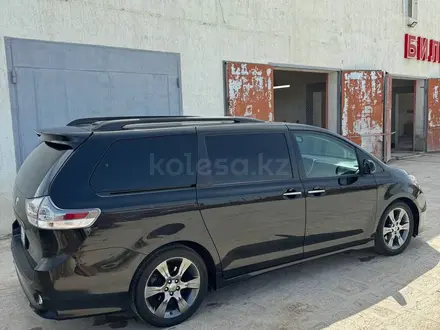 Toyota Sienna 2015 года за 14 200 000 тг. в Актау