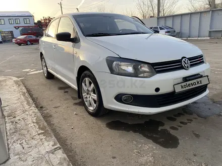 Volkswagen Polo 2014 года за 3 500 000 тг. в Уральск – фото 2