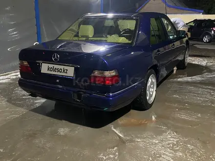 Mercedes-Benz E 280 1993 года за 2 000 000 тг. в Караганда – фото 3