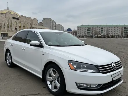 Volkswagen Passat 2015 года за 5 500 000 тг. в Уральск – фото 2