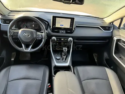 Toyota RAV4 2020 года за 15 900 000 тг. в Актобе – фото 18