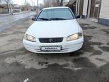 Toyota Camry 1998 годаүшін1 300 000 тг. в Актобе – фото 2