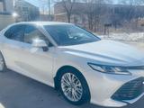 Toyota Camry 2020 года за 13 700 000 тг. в Атырау – фото 2