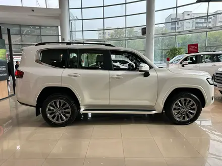 Toyota Land Cruiser Luxe 2026 года за 66 920 000 тг. в Алматы – фото 5