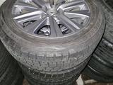 Toyota Camry 215 55 17 диски с зимней резиной от Toyota Crown за 510 000 тг. в Алматы – фото 5