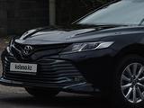 Toyota Camry 2020 года за 13 650 000 тг. в Алматы – фото 4