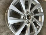 Диски Toyota Camry оригинал по штучно за 65 000 тг. в Алматы – фото 2