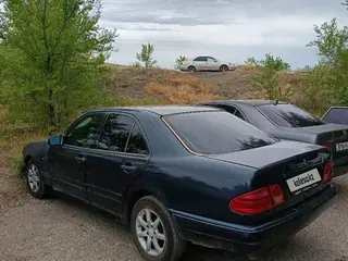 Mercedes-Benz E 230