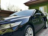 Toyota Camry 2019 года за 13 500 000 тг. в Алматы – фото 2