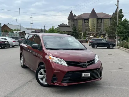 Toyota Sienna 2018 года за 11 350 000 тг. в Алматы