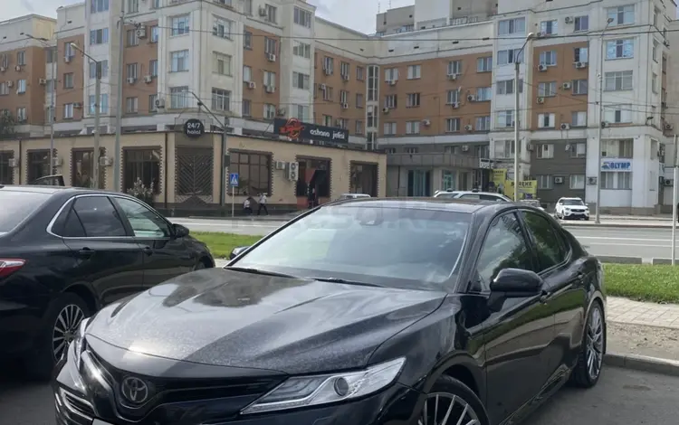 Toyota Camry 2018 года за 9 200 000 тг. в Атырау