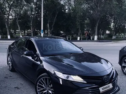 Toyota Camry 2018 года за 9 200 000 тг. в Атырау – фото 2