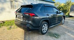 Toyota RAV4 2020 года за 14 000 000 тг. в Атырау – фото 3