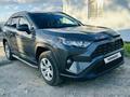 Toyota RAV4 2020 года за 14 000 000 тг. в Атырау