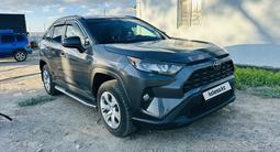 Toyota RAV4 2020 года за 14 000 000 тг. в Атырау