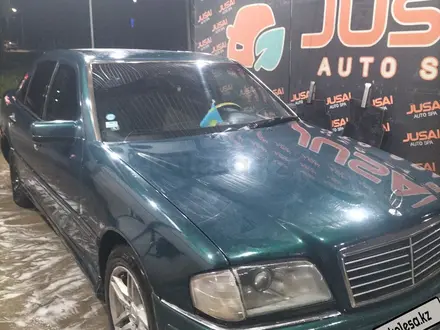 Mercedes-Benz C 180 1995 года за 1 800 000 тг. в Караганда – фото 2