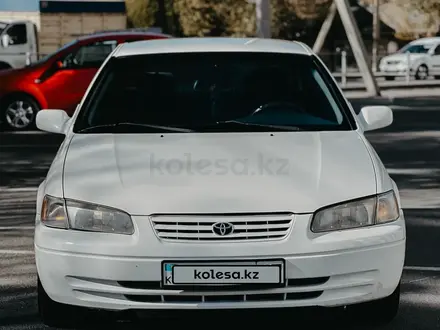 Toyota Camry 1998 года за 3 000 000 тг. в Алматы – фото 2