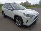 Toyota RAV4 2021 года за 19 900 000 тг. в Астана – фото 2