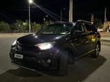 Toyota RAV4 2016 годаfor8 700 000 тг. в Атырау