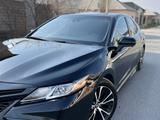 Toyota Camry 2018 года за 8 800 000 тг. в Шымкент – фото 2