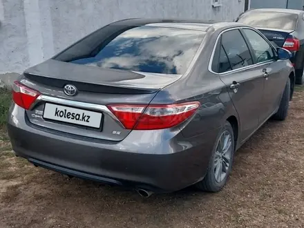 Toyota Camry 2015 года за 9 500 000 тг. в Уральск – фото 2