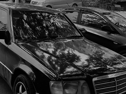 Mercedes-Benz E 200 1994 года за 1 250 000 тг. в Петропавловск – фото 2