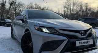 Toyota Camry 2023 года за 13 400 000 тг. в Астана