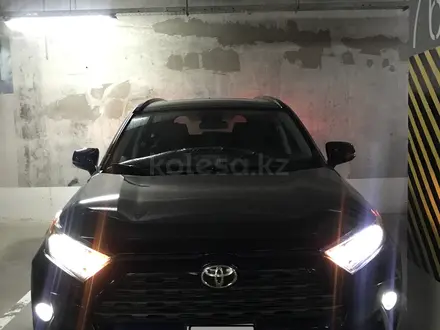 Toyota RAV4 2021 года за 14 700 000 тг. в Караганда – фото 2