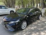 Toyota Camry 2021 года за 16 800 000 тг. в Атырау