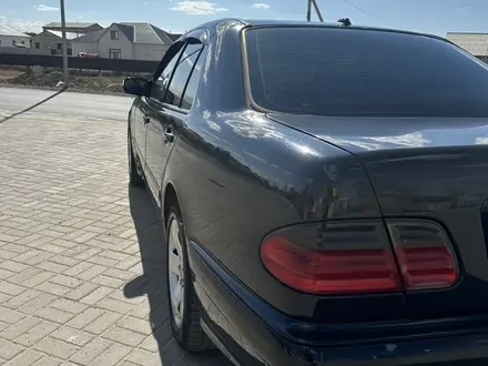 Mercedes-Benz E 200 1999 года за 3 200 000 тг. в Атырау – фото 2