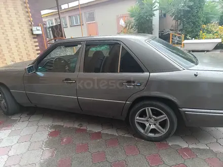 Mercedes-Benz E 220 1993 годаүшін1 800 000 тг. в Есик – фото 4