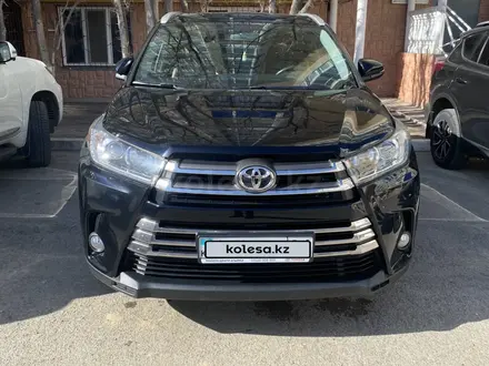 Toyota Highlander 2019 года за 21 000 000 тг. в Атырау