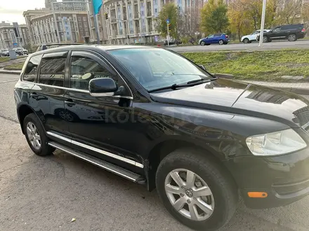 Volkswagen Touareg 2004 года за 6 100 000 тг. в Астана – фото 2