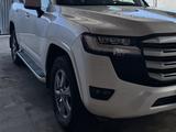 Toyota Land Cruiser 2024 года за 53 000 000 тг. в Атырау – фото 2