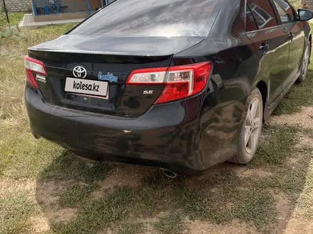 Toyota Camry 2014 года за 6 200 000 тг. в Актобе – фото 2