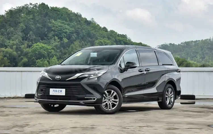 Toyota Sienna 2023 года за 24 500 000 тг. в Семей