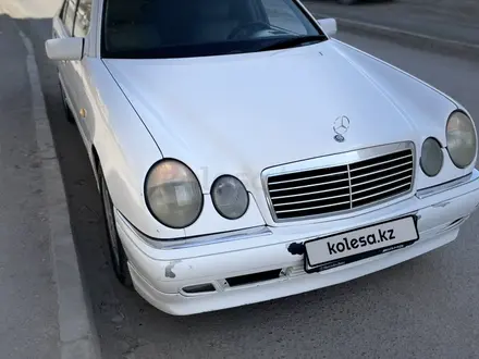 Mercedes-Benz E 240 1998 года за 3 500 000 тг. в Жанаозен