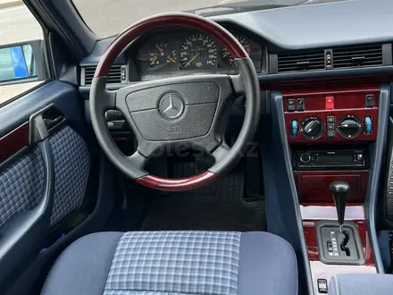 Mercedes-Benz E 220 1993 года за 5 000 000 тг. в Караганда – фото 12