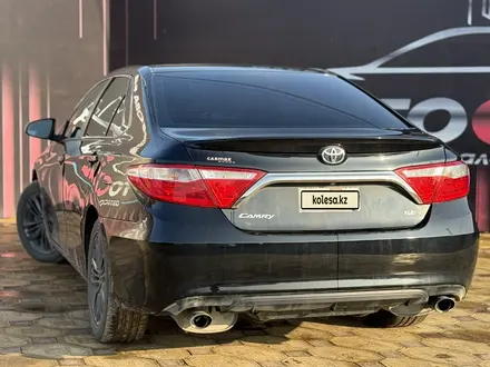 Toyota Camry 2016 года за 9 600 000 тг. в Атырау – фото 9