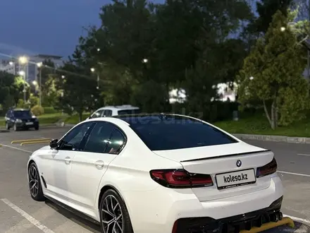 BMW 530 2022 года за 28 000 000 тг. в Алматы – фото 15