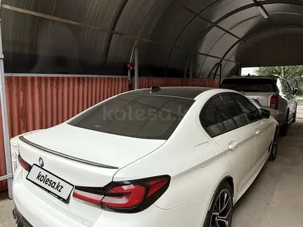 BMW 530 2022 года за 28 000 000 тг. в Алматы – фото 16